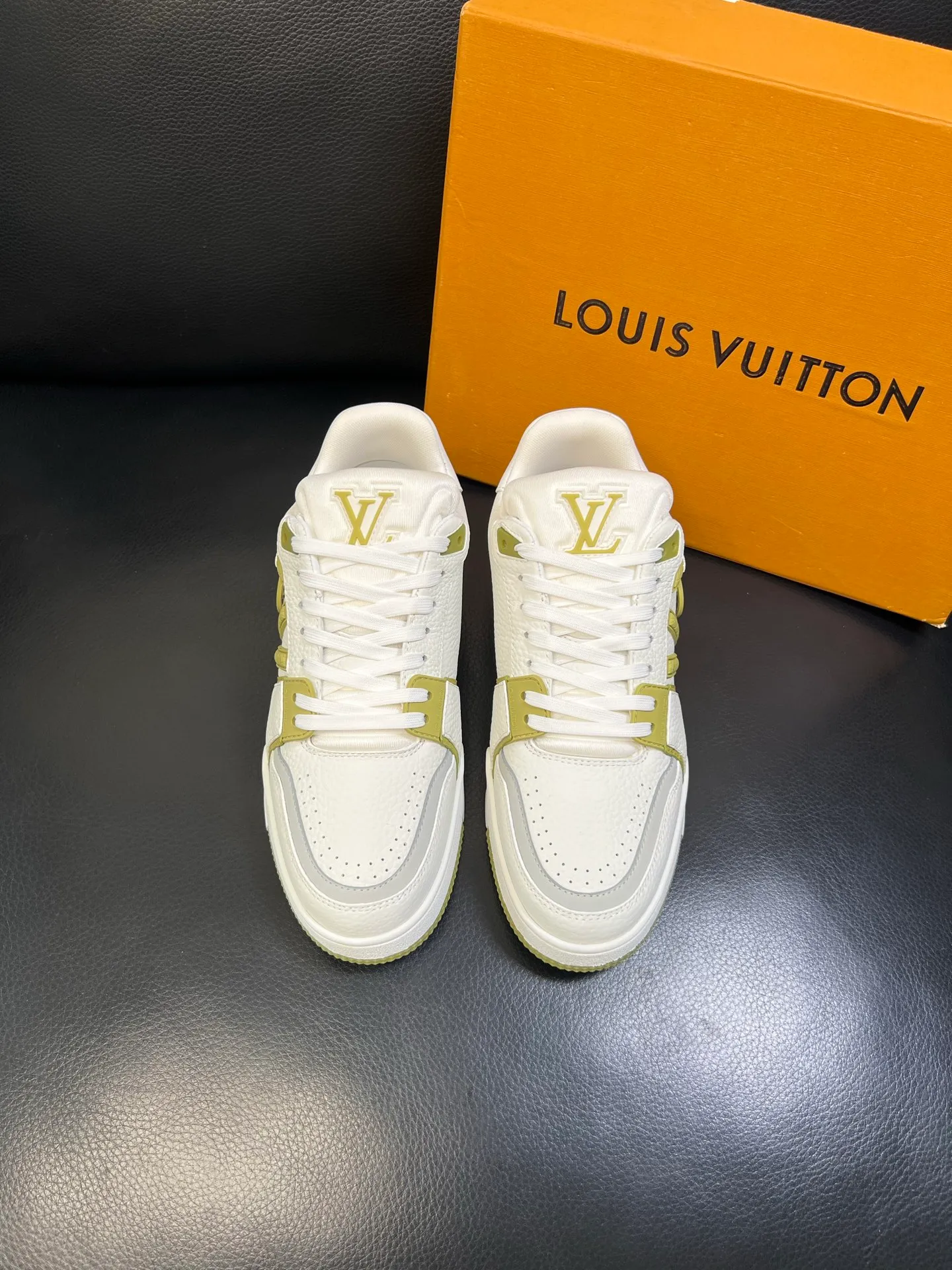 Men's shoes 💰900 Lv top purchasing agent Louis Vuitton, sports sneakers counter synchronization, uppers imported from Italy, high-quality splicing colorful complex crafts, imported mesh pads are soft and comfortable, soles: original soles specially provided by the original factory, T men's shoes 💰U exclusive movable molded soles super comfortable, original factory and single goods, high quality, welcome to compare, code number 39-44 (customized 38 45)
